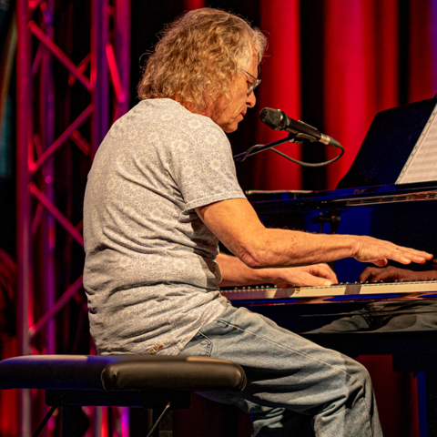 Ernest Wurm – piano, vocals
